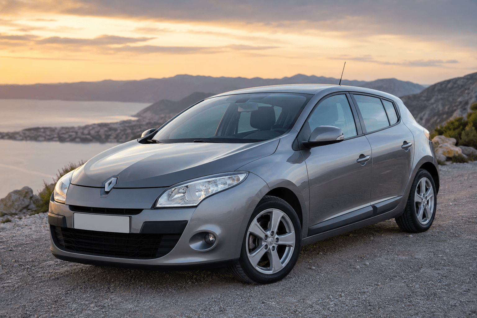 Renault Megane 3 parkiran na vidikovcu tokom zalaska sunca – iskustva, prednosti i mane polovnog automobila